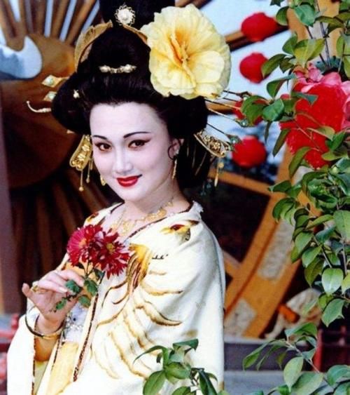 巩俐|55岁巩俐身材发福，为72岁老公庆生被群嘲：微胖的女人是极品