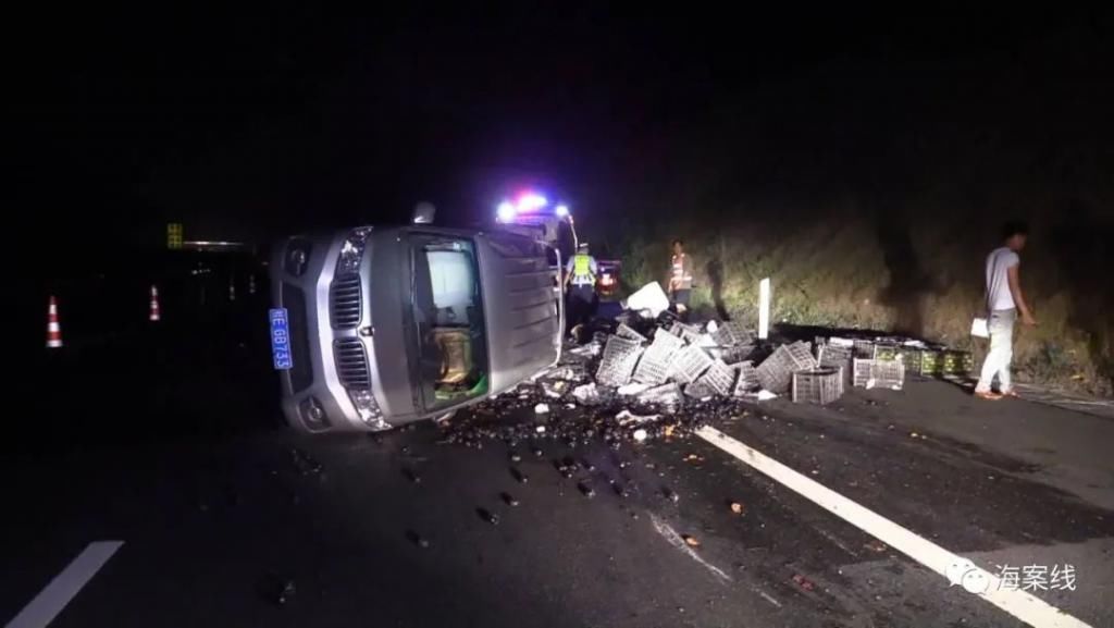 货车|兰海高速一货车失控侧翻,车上1200斤水果遭殃了...