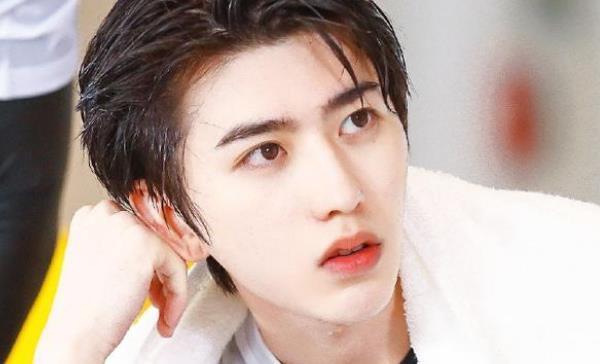 郑恺的|蔡徐坤撕掉郑恺名牌,谁注意郑恺的衣服有无台本一目了然