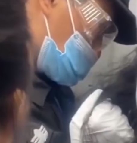 警方|19岁地铁安全员嗅闻女子头发 警方：行拘5日