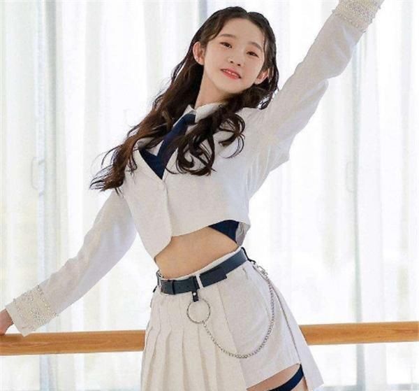  出道|硬糖少女成员出道的年龄，希林18岁，张艺凡19岁，而她5岁就出道