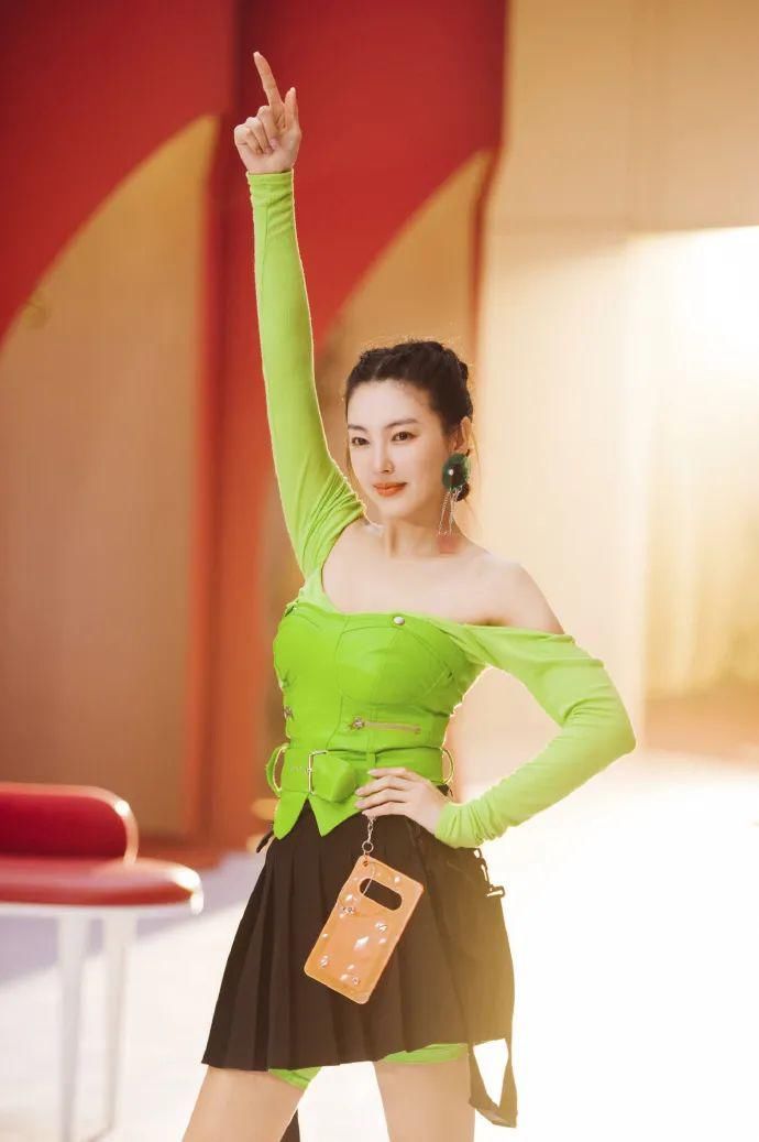 造型|张雨绮真是难得一见的大美人!怪异奇葩的舞台造型,换上依旧美艳