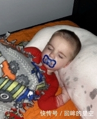  睡觉|婴儿半夜撒娇抱小被子找大狗睡觉，这就是养狗的好处！