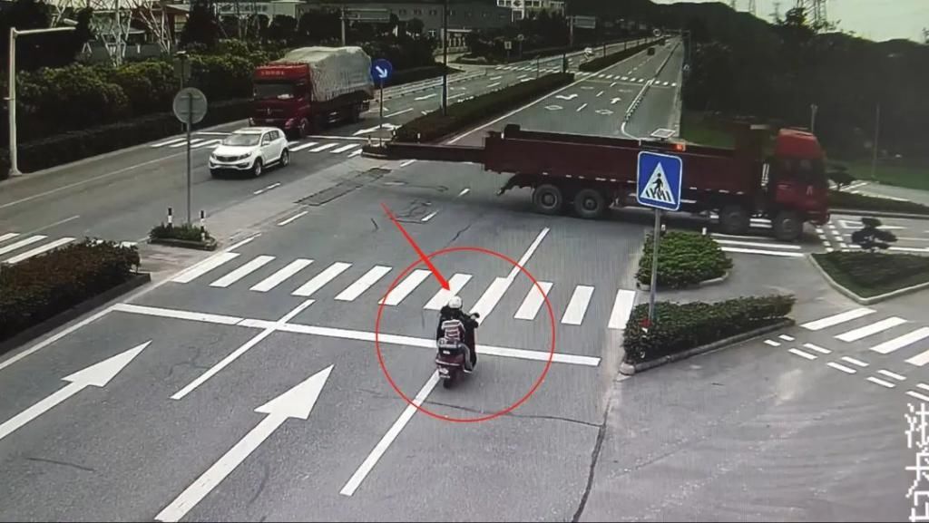  双线|岱山高双线一路口发生交通事故，看着都痛...