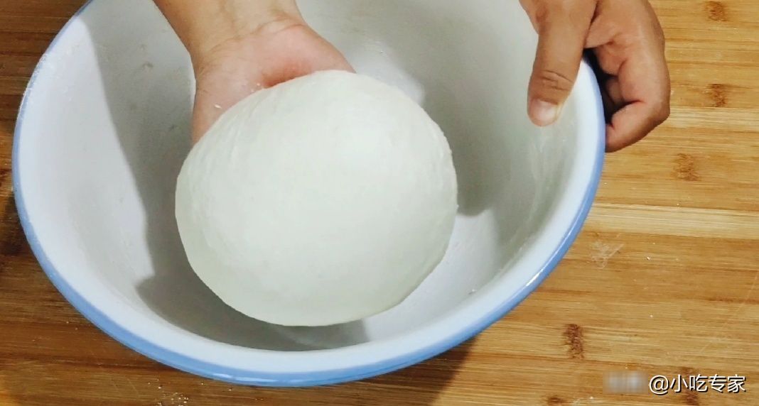 烫面|不用烫面做软面鸡蛋饼,筋道柔软,凉了也不硬,比饼店做的还好吃