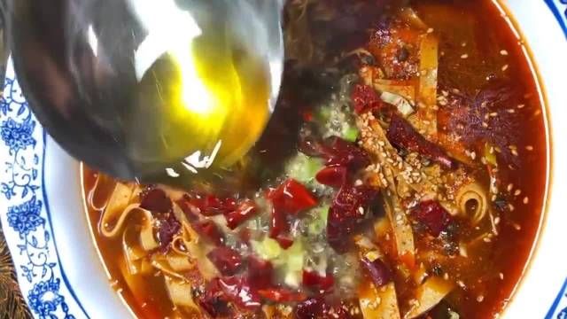 豆瓣酱|水煮干豆腐,配以万能的火锅底料和豆瓣酱调的汤底,吃着比肉香!