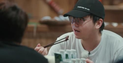 黄晓明|黄晓明吃肉减肥法,一粒米不吃,饭桌上和彭昱畅抢肉吃:分我一点