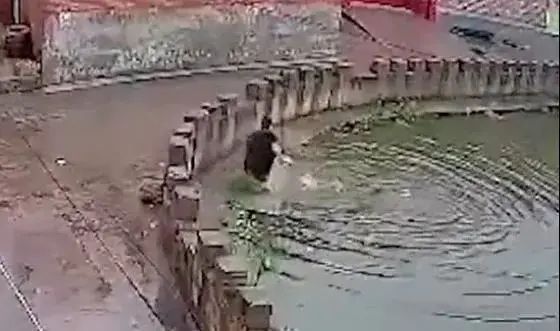  姐姐|5岁妹妹不慎落水，8岁姐姐跳水施救！万幸的是....