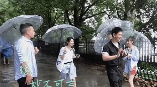  村民|赵丽颖和村民打招呼没人理，脸上的表情太尴尬，怕是忘了有镜头