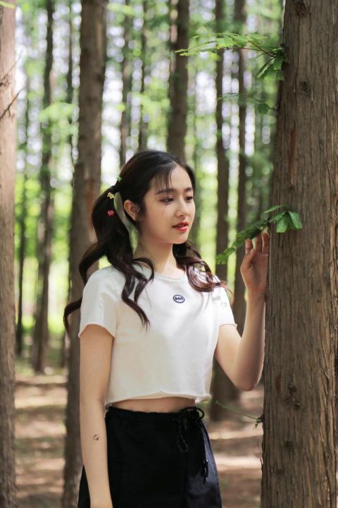 眼球|李兰迪街头胶片来袭!马甲配格纹裤打造复古范,网纹发带夺人眼球