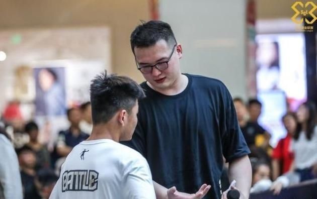  南京|回家心情不错！万圣伟化身美食主播介绍南京小吃，节目中调侃杜锋