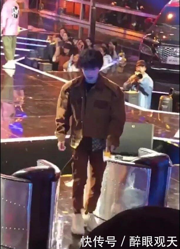  中场|《这就是街舞》中场休息时，易烊千玺走向评委席做了一件事