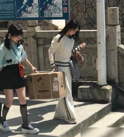  邀请|周冬雨邀请赵丽颖到第一季《中餐厅》，谁注意到了赵丽颖怎么说？