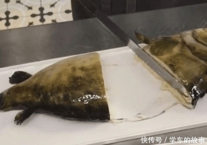 请客吃饭|小伙请客吃饭, 当服务员端鱼上桌, 疑惑不已时, 切开后却傻了