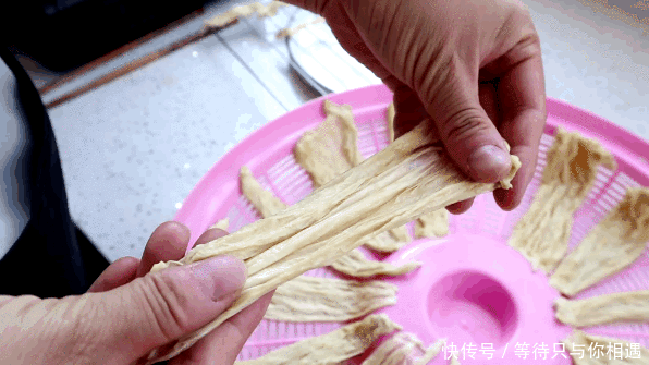 放心|腐竹不用买,1斤黄豆1口锅就能做,豆香浓郁又筋道,家人放心吃
