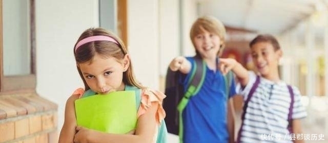 大爷|“起开，没看我是老人吗”，80岁大爷逼孩子让座，妈妈做法太赞了