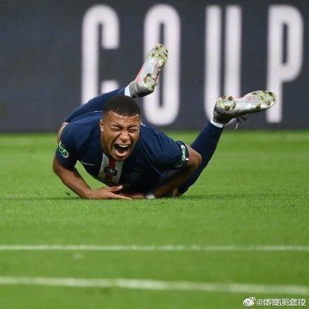  牌面|牌面！法国总统亲自询问姆巴佩伤情，脚裸90度扭曲拄着拐杖离场