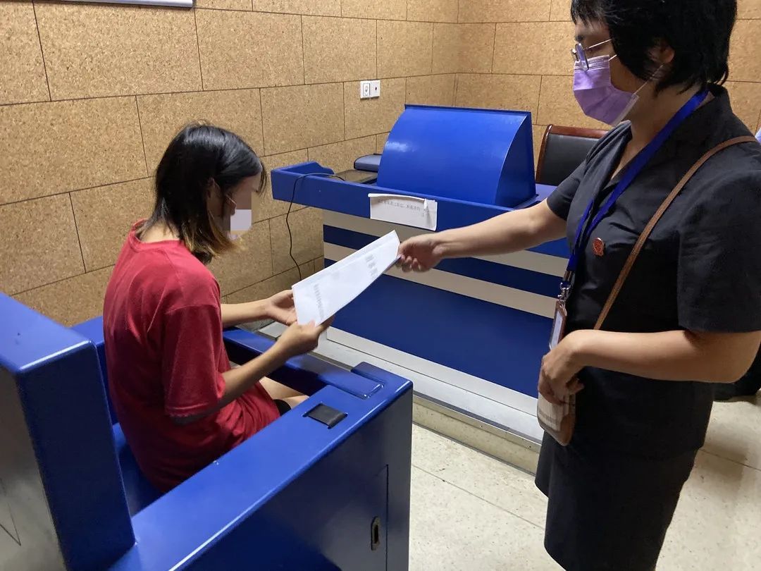  人生|女子瞒着男友与他人生子后遗弃获缓刑，二审法院改判对其收监