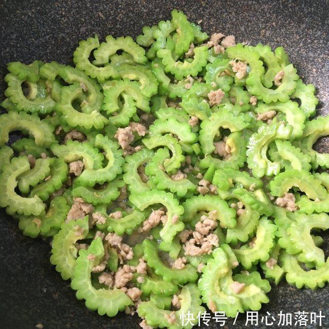 家常|肉末洋葱炒苦瓜,家常小炒,简单又不失美味