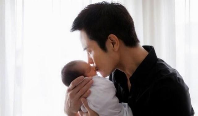 得子|郑嘉颖二胎得子 抱着儿子亲吻额头父爱满满