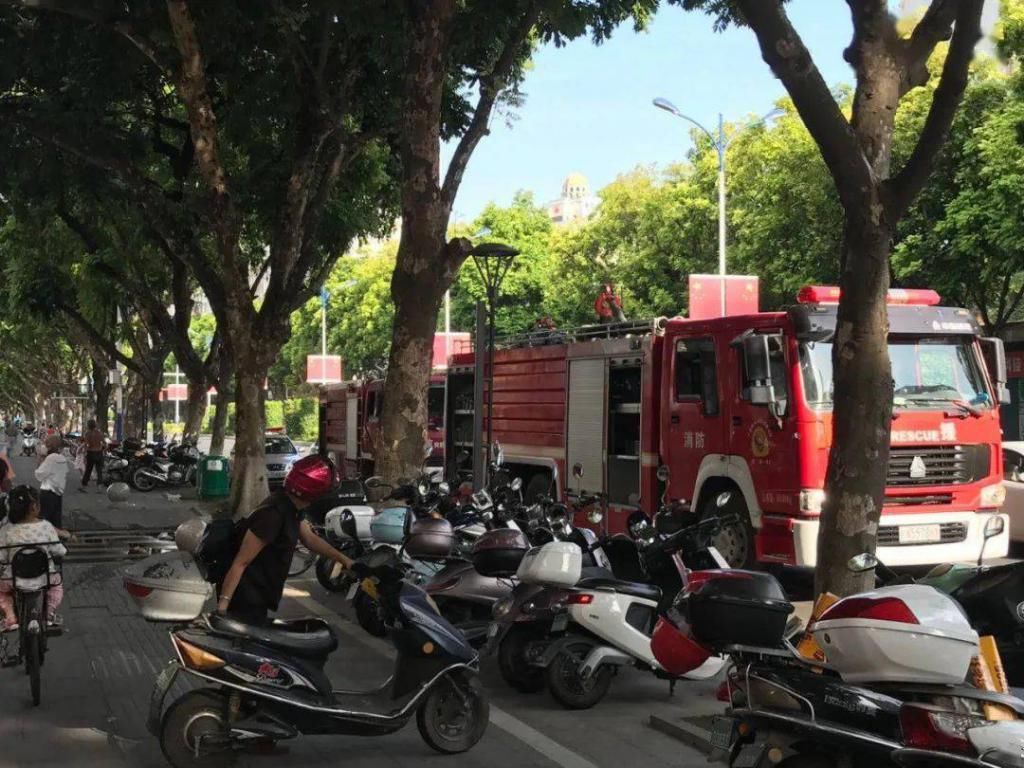  浓烟|广汇电器城，楼梯间冒出阵阵浓烟，出动了两辆消防车救援…