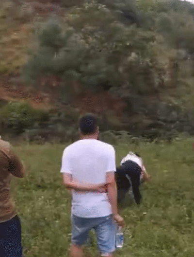 围观|两对新人婚结一半，围观伴郎打架？真相让人笑喷