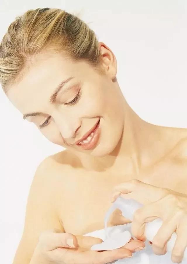  皮肤|夏季最常见的清洁误区，皮肤出油毛孔粗大就是这么来的！