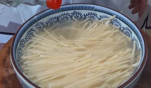 豆丝放入|西北人爱吃的家常菜，8毛1斤吃到撑，做法简单，清脆爽口又入味