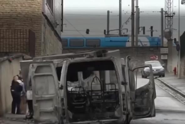 逃跑|歹徒劫运钞车近7354万元；逃跑前不忘毁灭证据；得手后立刻逃离现场