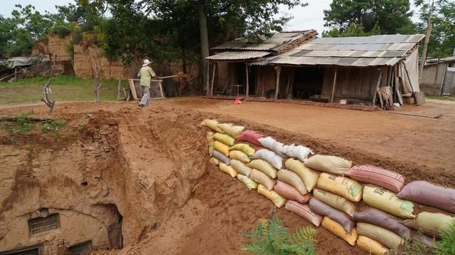 神器|农村7旬老人搞土建不请工程队，“铁杵墩”是神器，看是啥工具
