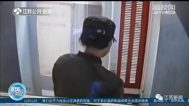 反锁|男子正卖力撬取款机,门突然反锁了