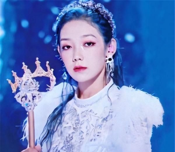  出道|硬糖少女成员出道的年龄，希林18岁，张艺凡19岁，而她5岁就出道