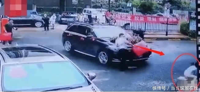 婚车|“奔驰婚车失控撞死两小孩”！新娘下车后举动亮了，没感觉的吗？