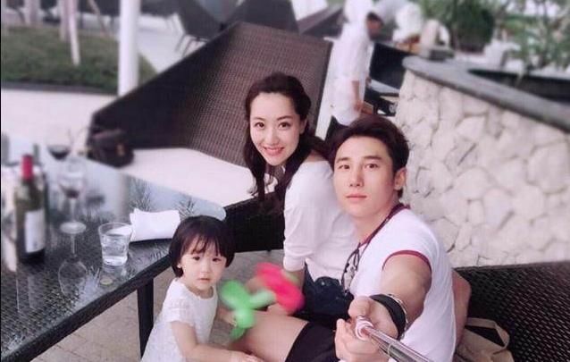  白冰|郑希怡白冰因男人气氛尴尬？都是乘风破浪的人，就还不至于吧