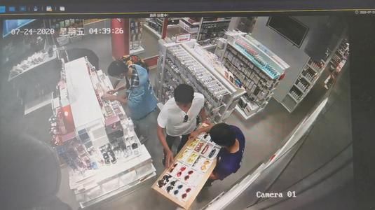  店铺|店铺半夜遭人搬抢一空，值班店员：有30多名壮汉，电锯开的锁