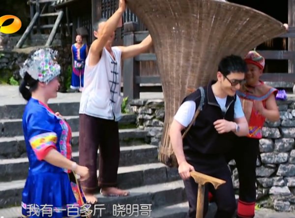  黄晓明|黄晓明用竹筐背李浩菲，小姑娘体重意外曝光，网友：不可能吧？