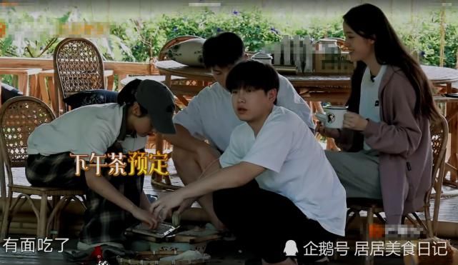  许光汉|《向往4》许光汉抢着洗藕！却因一举动“穿帮”？网友：装不了！