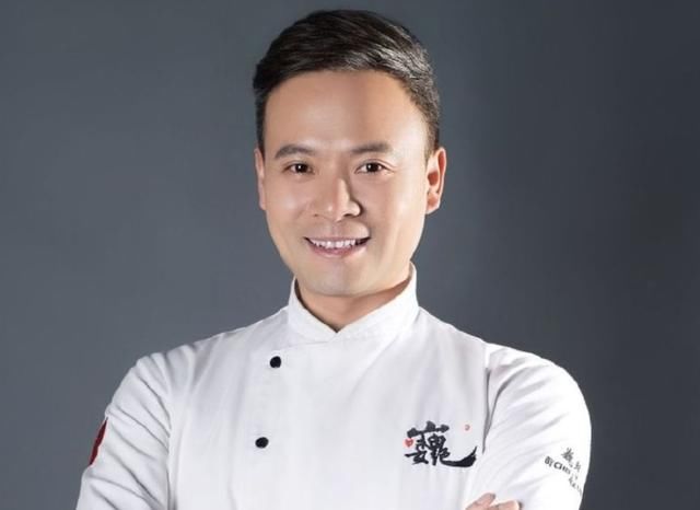  王俊凯|《中餐厅4》顺利杀青，看到王俊凯合照旁边是谁，真实关系很明显