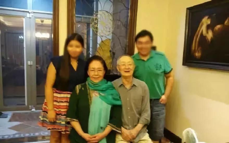  出门|70岁斯琴高娃曾遭8年家暴，如今出门靠轮椅