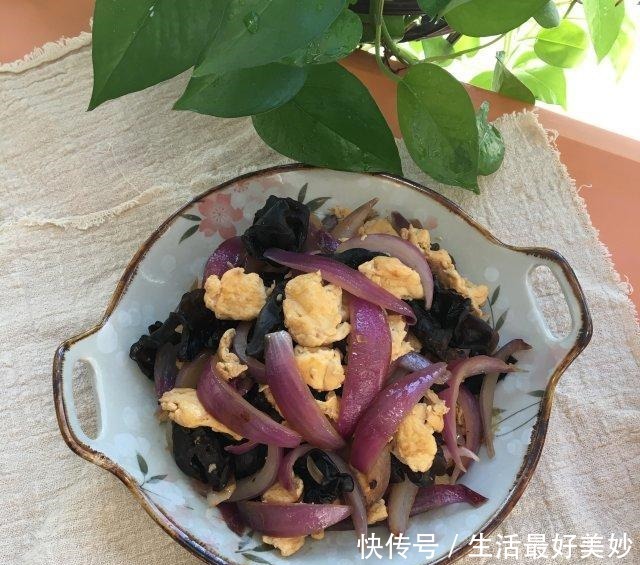 美味|鸡蛋炒洋葱木耳,家常小炒,营养美味,方便快捷!
