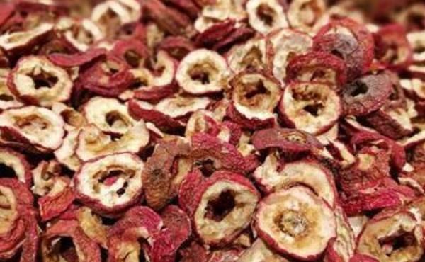  傻傻|山楂干泡水喝好处多多，但有两个禁忌要了解，别傻傻不知知道！