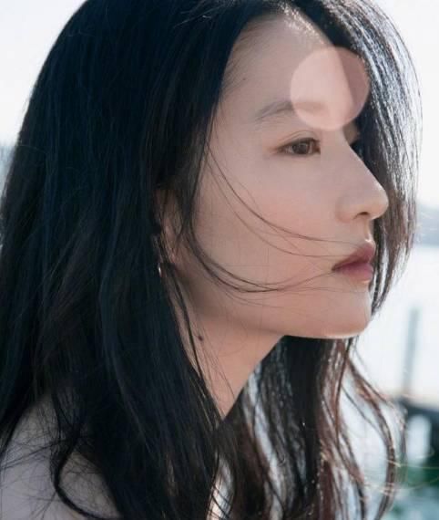 刘亦菲|32岁刘亦菲终于晒美照，粉T半裙大秀蚂蚁腰