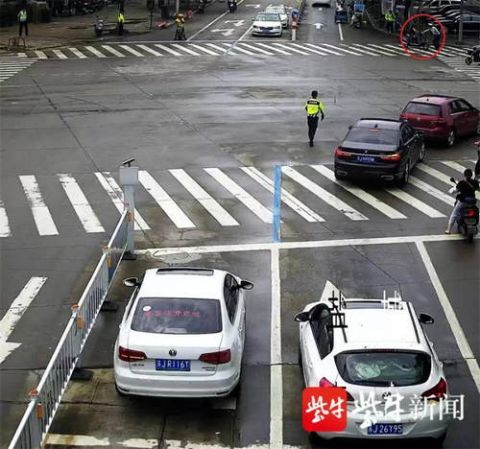  无奈|男子醉驾途中遇民警，先是闯卡后逃窜，无奈弃车逃跑