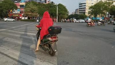 电驴|闯红灯、逆行、不按车道行驶…这些骑电驴的被交警曝光,有你吗?