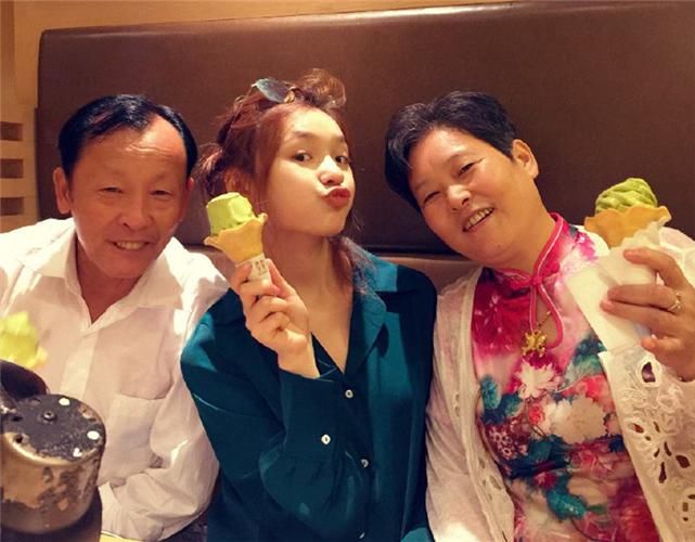  段奥娟|同样都是18岁出道，林允为父母买房，段奥娟爷爷却还在村里住平房！