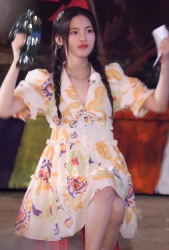  夏天|杨超越穿碎花裙，却不配小白鞋，看到她脚上的鞋，这才叫尊重夏天