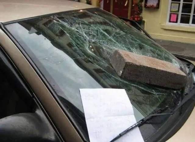 挪车|停车位被占,车上挪车电话是10086,业主用出“铁锁连环阵”