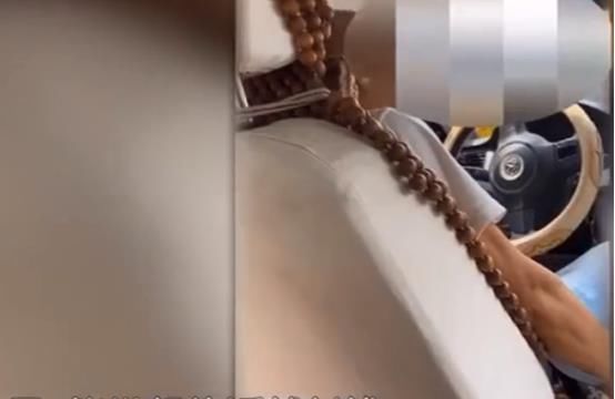 司机|乘客质疑车费高，出租司机上手抢发票！嚣张喊话：坐不起就坐公交