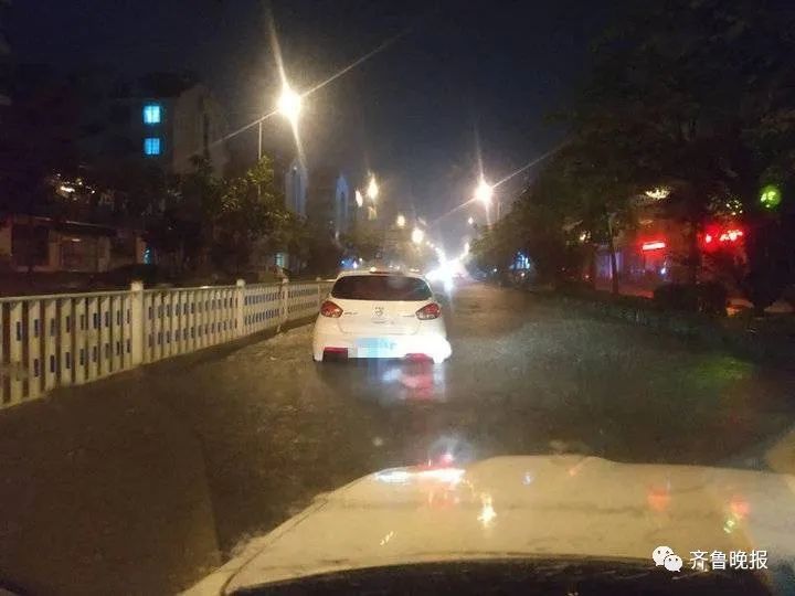 冲跑|地铁停运,海水浴场、崂山景区全线关闭!青岛这场暴雨,小区大门都被冲跑了