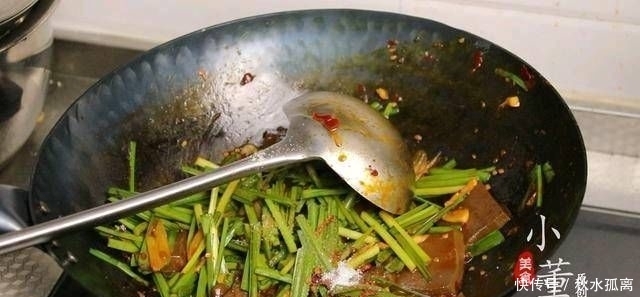 切成|一把韭菜和一块鸭血。如果再加上这一步,鸭血就不会散了